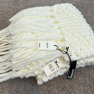 New with Tags Express Hand Knit Ivory Scarf